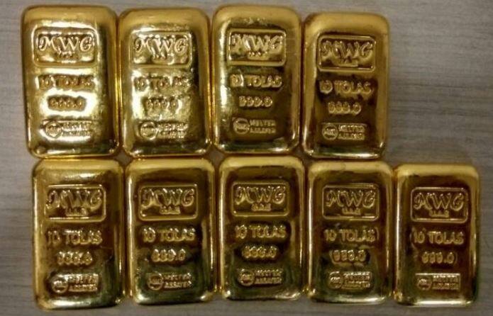 तस्वीरों में आप 2.355 किलो के सोने के अलग-अलग जेवर और बिस्कुट देख सकते हैं. 