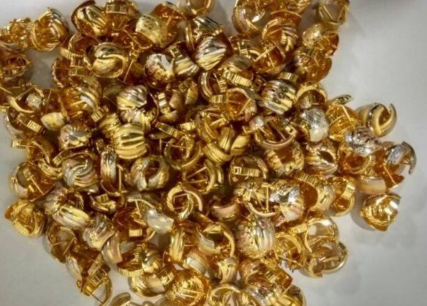 मुंबई एयरपोर्ट पर कस्टम वालों ने तलाशी के दौरान ये सोना पाया. 