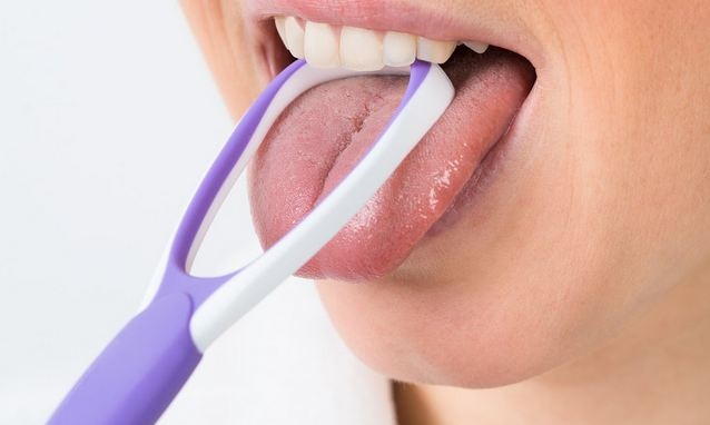 What Happens When You Dont Clean Your Tongue Everyday | क्‍या आप भी रोजाना  जीभ साफ नहीं करते?