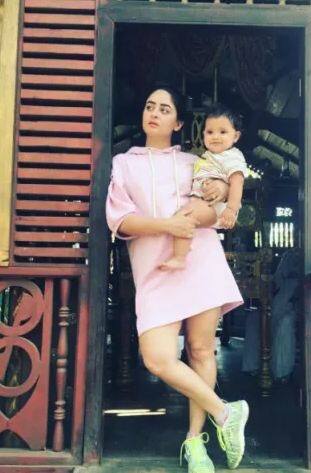 अभिनेत्री माही विज छोटे पर्दे की सबसे बेहतरीन और खूबसूरत अदाकारा में से एक है. हाल ही में उन्होंने सोशल मीडिया पर अपनी कुछ तस्वीरें अपलोड की हैं.