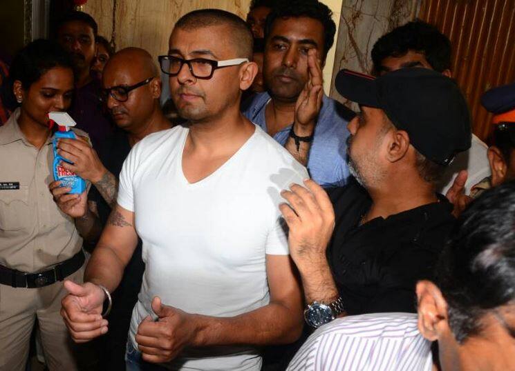 अज़ान कंट्रोवर्सी: फतवा जारी होने से नाराज सोनू निगम ने सिर मुंडवाया