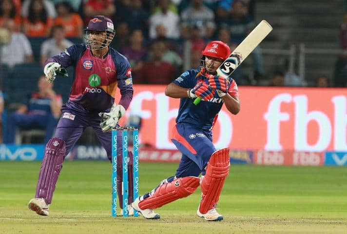 रिषभ पंत: दिल्ली की टीम के पास भले ही अंतराष्ट्रीय स्तर के विराट और धोनी जैसे नाम ना हो लेकिन टीम के पास युवा खिलाड़ियों की फौज है. इस सीज़न पहले 20 मुकाबलों के बाद रन बनाने वाले बल्लेबाज़ों चौथा नंबर दिल्ली के ही रिषभ पंत का आता है. खेल के प्रति उनकी दीवानगी आलम क्या है इसका अंदाजा इस बात से लगाया जा सकता है कि अपने पिता के निधन के एक दिन बाद वो टीम के साथ जुड़े और टीम को जीत दिलाने की पुरजोर कोशिश की. रिषभ ने इस सीज़न 4 मुकाबलों में 1 अर्धशतक समेत 141 रन भी बनाए हैं और उन्हें भविष्य का सितारा माना जा रहा है.