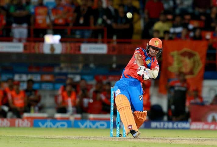 इशान किशन: पूर्व अंडर 19 टीम के कप्तान और युवा बल्लेबाज़ इशान किशन को भी आईपीएल के उभरते हुए युवा खिलाड़ियों की लिस्ट में शामिल किया गया है. इशान ने बीती रात गुजरात लायंस के लिए आरसीबी के खिलाफ 213 रनों के विशाल लक्ष्य के जवाब में ताबड़तोड़ पारी खेली. उन्होंने महज़ 16 गेंदों पर 4 छक्कों के साथ 39 रन बनाए वो बेहतरीन बल्लेबाज़ भी है और प्रेशर सिचुएशन में प्रदर्शन भी कर सकते हैं ये उन्होंने दिखा दिया.