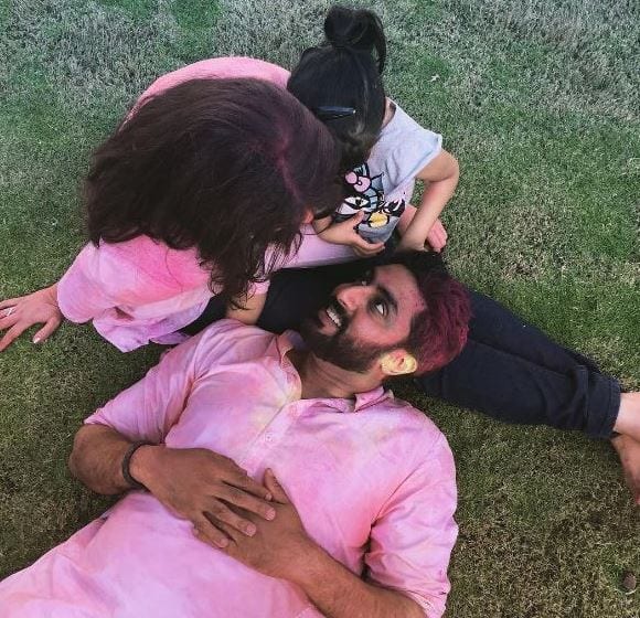 इस तस्वीर में अभिषेक, ऐश्वर्या और उनकी बेटी आराध्या नजर आ रही हैं.