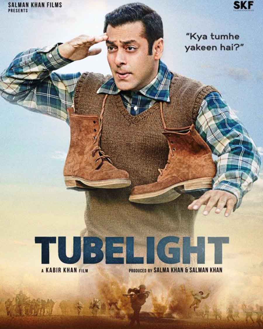 Tubelight New Poster Salman Khans Innocence Meets A Bloody War See Pic | Poster: 'ट्यूबलाइट' का दूसरा पोस्टर रिलीज, सैल्यूट करते दिखे सलमान खान