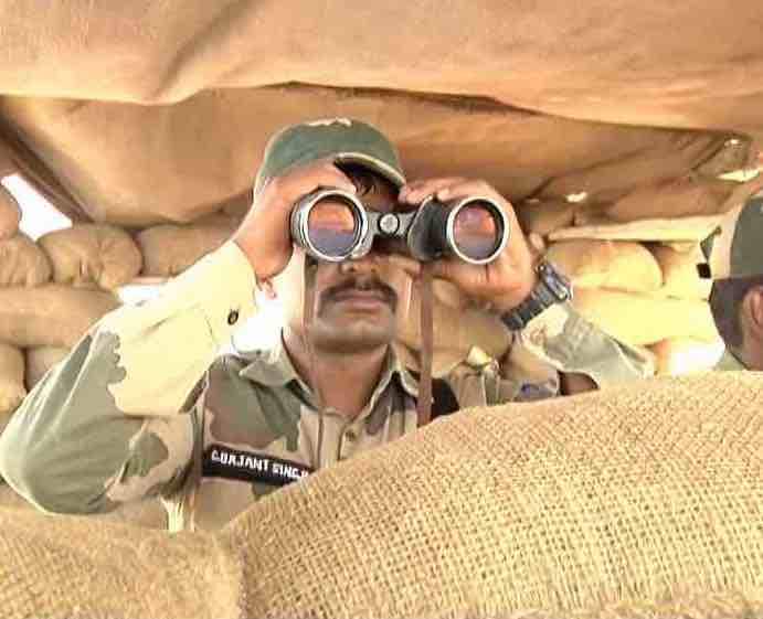  ऐसे बेरहम मौसम में भी बीएसएफ के जवान मुस्तैदी से अपना फर्ज अदा कर रहे थे. टीन की छत लगाकर इनकी चौकियों बनी हैं जिनसे छांव तो मिल जाती है, लेकिन गर्म हवाओं से राहत नहीं. ड्यूटी खत्म होने पर यहीं जवान आराम करते हैं. नमक भरी गर्म हवाएं जवानों की सेहत पर असर करती हैं और इनकी वजह से चमड़ी से जुड़ी बीमारियां हो जाती हैं.