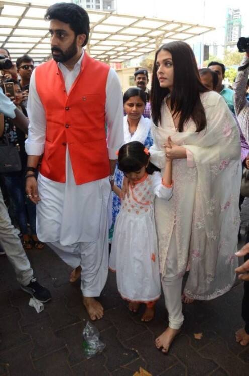 बॉलीवुड की सबसे पसंदीदा जोड़ियों में से एक ऐश्वर्या राय बच्चन और अभिषेक बच्चन की शादी को आज पूरे 10 साल हो गए. आज ही के दिन साल 2007 में ऐश्वर्या और अभिषेक ने सात फेरे लिए थे. आगे देखिए तस्वीरें... (सभी तस्वीरें - मानव मंगलानी)