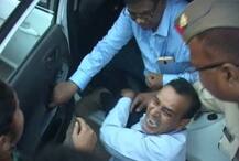 IN PICS: अफसर ने पांव पकड़कर लगाई इंसाफ की गुहार, पर चलती कार से ढकेलकर भाग निकले बड़े साहब
