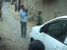 IN PICS: अफसर ने पांव पकड़कर लगाई इंसाफ की गुहार, पर चलती कार से ढकेलकर भाग निकले बड़े साहब