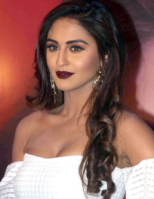 पूनम पांडे के बाद अब टीवी अदाकारा क्रिस्टल डिसूज़ा ने अपना मोबाइल एप लॉन्च किया है.