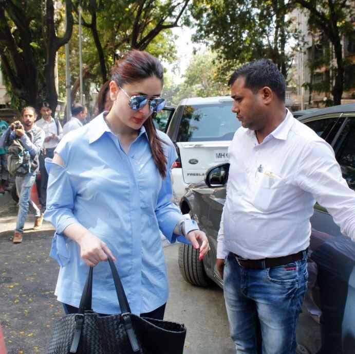 वहीं प्रेगनेंसी के बाद से हर बीतते दिन के बाद करीना निखरती चली जा रही हैं.