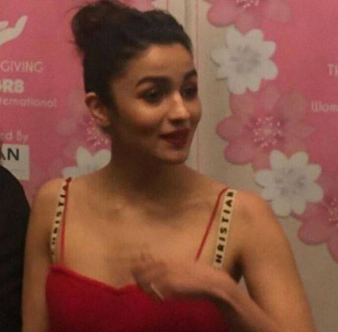 ग्रेट वुमेन अवार्ड नाइट्स में आलिया लाल रंग का क्रिश्चन गाउन पहने हुए नज़र आई, जिसमें वो बेहद ही ग्लैमरस नज़र आ रही थी.