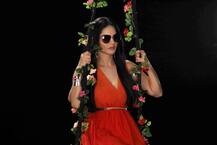 काला चश्मा और ऑरेंज ड्रेस में अपनी खूबसूरत अदाएं बिखेरती सनी लियोनी