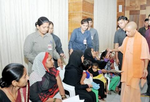 तीन तलाक से पीड़ित महिलाओं के हक में योगी सरकार का बड़ा फैसला! तीन तलाक से पीड़ित महिलाओं के हक में योगी सरकार का बड़ा फैसला!