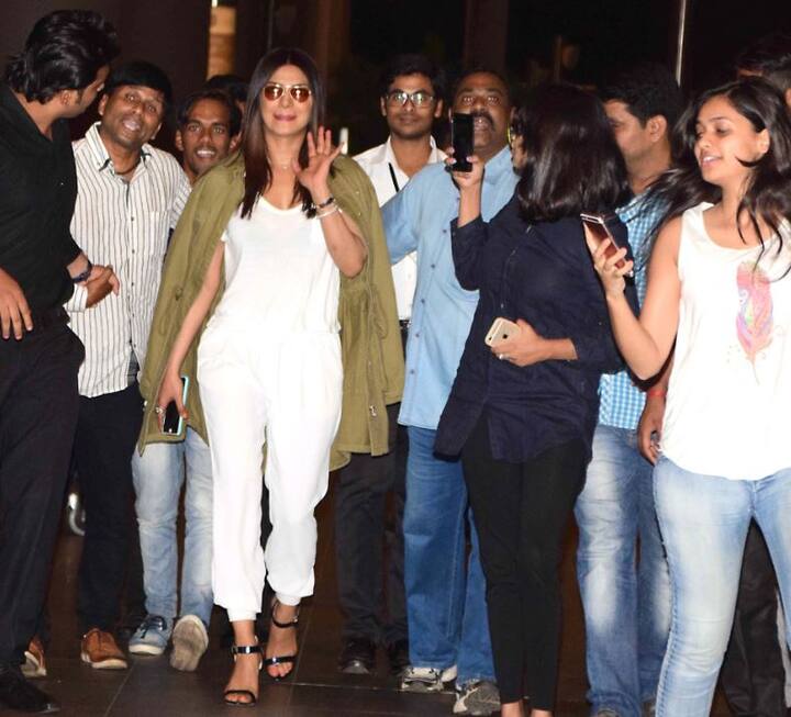 उन्होंने आगे कहा कि भीड़ का आलम ऐसा था कि उन्हें अपनी कार तक पहुंचने में बड़ी मशक्कत करनी पड़ी.