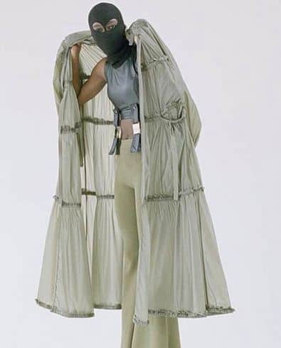 इस बार भी रिहाना ने कुछ ऐसा ही कारनामा किया है. 