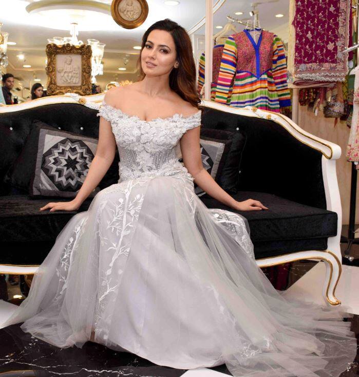 लेकिन इस दौरान सना का अंदाज़ सबसे निराला रहा.