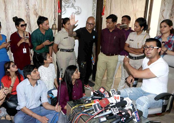 आपको बता दें कि सोमवार सुबह सोनू निगम ने ट्वीट किया था, ‘मैं मुस्लिम नहीं हूं लेकिन रोज सुबह मुझे अजान की आवाज से उठना पड़ता है.’ उन्होंने आगे लिखा था, ‘आखिर कब भारत से ये जबरन धार्मिक भावना थोपना खत्म होगा? वैसे जब मोहम्मद ने इस्लाम बनाया था तब बिजली नहीं थी.’ निगम ने ये भी कहा, ‘मुझे नहीं लगता कि कोई मंदिर या गुरुद्वारा बिजली का इस्तेमाल उन लोगों को जगाने के लिए करते हैं जो उस धर्म का पालन नहीं करते. तो फिर ऐसा क्यों? गुंडागर्दी है बस.’