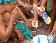 तमिलनाडु के प्रदर्शनकारी किसानों ने अब पेशाब पीकर किया विरोध