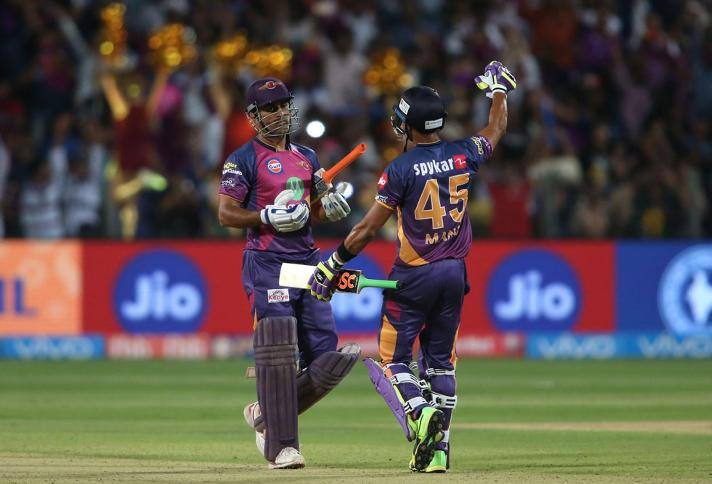 आज अपनी 61 रनों की दर्शनीय पारी खेलने के लिए धोनी को मैन ऑफ द मैच अवार्ड मिला जो कि आईपीएल के इतिहास में उनके नाम 13वां अवार्ड है. उन्होंने आज रोहित शर्मा की बराबरी की. उनसे आगे सिर्फ गेल, पठान, डीविलियर्स, रैना और वॉर्नर हैं.