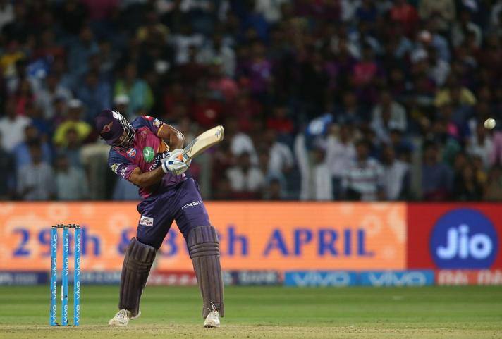 इतना ही नहीं धोनी ने राइज़िंग पुणे सुपरजाएंट को आज आखिरी गेंद पर चौका लगातार जीत दिलाई. ये आईपीएल इतिहास में दूसरा मौका है जब धोनी ने अपनी टीम को आखिरी गेंद पर चौका लगाकर जीत दिलाई हो. पिछले सीज़न भी धोनी ने पुणे को आखिरी गेंद पर बाउंड्री के साथ मैच जिताया था. जबकि 8 सालों तक चेन्नई की सफल कमान संभालने के बावजूद धोनी कभी उनके लिए आखिरी गेंद पर बाउंड्री लगाकर जीत नहीं दिला पाए.