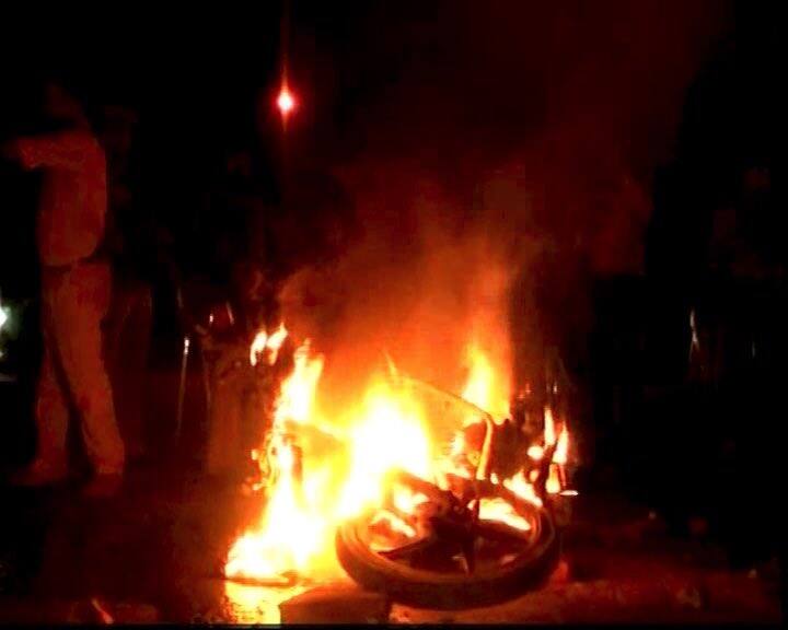 Agra Right Wing Groups Tried To Free Accused From Polce Custody आगरा: वीएचपी और बजरंग दल ने की आरोपियों को छुड़ाने की कोशिश, पुलिस की गाड़ियां फूंकी