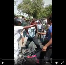 दिल्ली : कार से बाइक \'टच\' होने पर \'गुंडों\' ने AI अधिकारी को पीटा, वीडियो वायरल