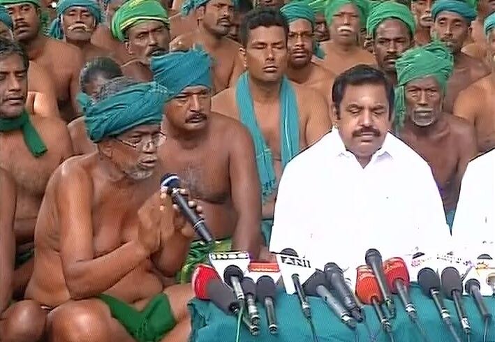 Tamil Nadu Cm Meets Protesting Farmers Urges To End Protest जंतर मंतर पर किसानों से मिले तमिलनाडु के सीएम, प्रदर्शन खत्म करने की अपील की