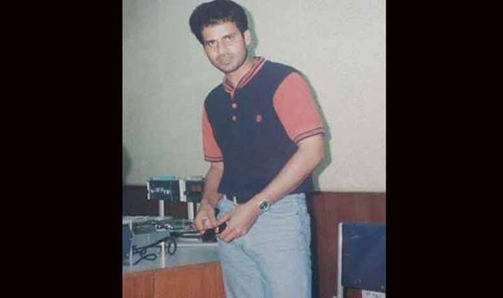 अपने करियर की शुरुआत मनोज बाजपेयी ने 1995 में दूरदर्शन पर प्रसारित होने वाले सीरियल 'स्वाभिमान' में काम करने से की.
