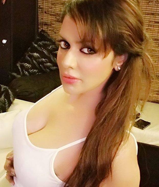 कथित तौर पर, अभिनेत्री ने हाल ही में अपने लिए अलग सुंदरता हासिल करने के प्रयास में अपने चेहरे की सर्जरी कराई है. लेकिन सर्जरी के बाद वो कुछ अलग ही दिखाई दे रही हैं.