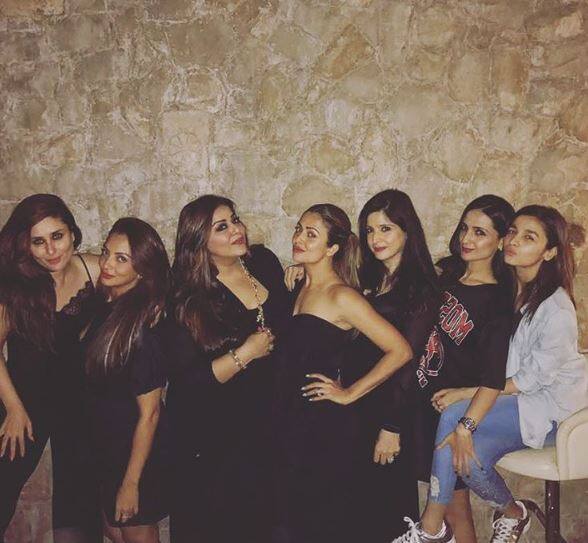 अक्सर रात की पार्टी का रंग काला ही होता है. जिस रंग में करीना और उनकी गर्ल गैंग दमकती हुई नजर आईं. 