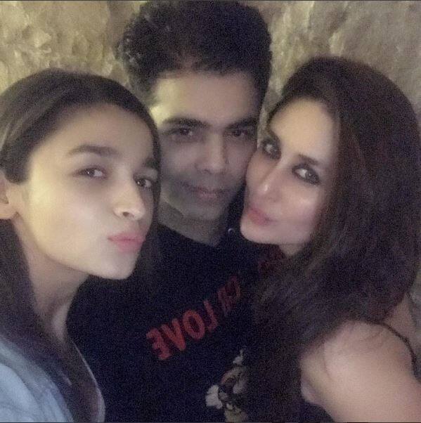 बॉलीवुड फिल्ममेकर करन जौहर अपनी फेवरेट आलिया और करीना कपूर खान के साथ पोज देते हुए. 