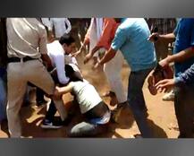 मध्यप्रदेश : गुना में बीजेपी नेता की गुंडागर्दी, पुलिसकर्मी की लात-घूंसों से पिटाई