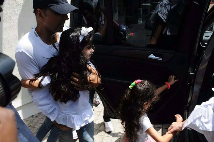 इन तस्वीरों में भी आप उन्हें यही कोशिश करते देख सकते हैं. 