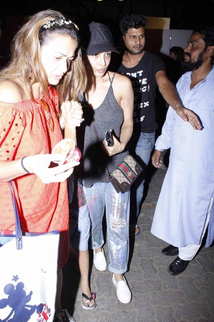 उनकी इंस्टा की टाइमलाइन यही बताती है कि वे एक फिटनेस फ्रीक यानि फिट रहने की दीवानी हैं. 