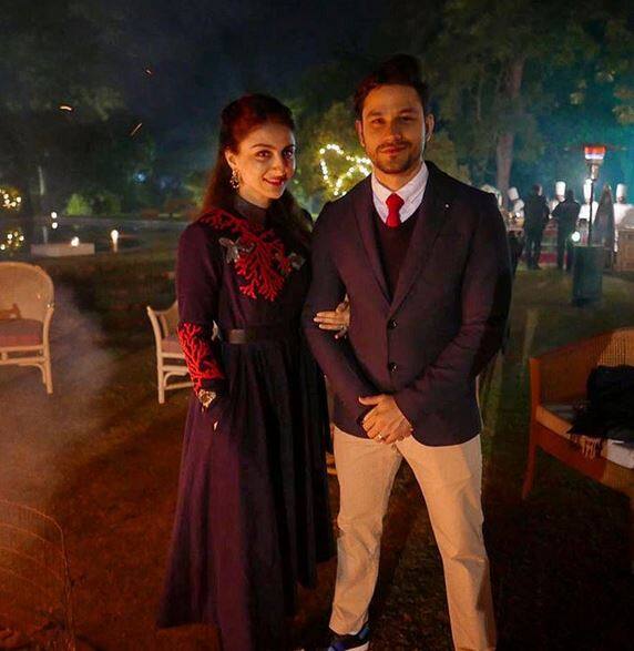  कुछ दिनों पहले अभिनेता कुणाल खेमू ने इस बात की पुष्टि की थी कि उनके घर भी बहुत ही जल्द किलकारी गूंजेगी. उनकी पत्नी सोहा अली खान मां बनने वाली है. अभिनेता कुणाल खेमू ने सभी को बधाई देने के लिए शुक्रिया कहा है. 