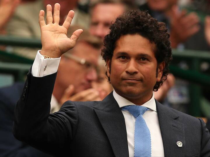 क्रिकेट के बेताज बादशाह सचिन तेंदुलकर आज 44 साल के हो गए हैं. सचिन को दुनिया भर से आज बधाईयां दी जा रही हैं. आपको बता दें कि तेंदुलकर की पूर्व आईपीएल टीम मुंबई इंडियंस आज शाम उनके जन्मदिन का जश्न मनाएगी. अपने 24 साल के करियर में तेंदुलकर ने अंतरराष्ट्रीय क्रिकेट में 34357 रन बनाए. उनके नाम टेस्ट और वनडे क्रिकेट में सर्वाधिक रन का रिकार्ड भी है. उन्होंने वनडे में 18426 और टेस्ट में 15921 रन बनाए हैं. आईए आपको हम बताते हैं कि किन-किन दिग्गजों ने सचिन के इस खास दिन पर उनको बधाई संदेश दिया है.