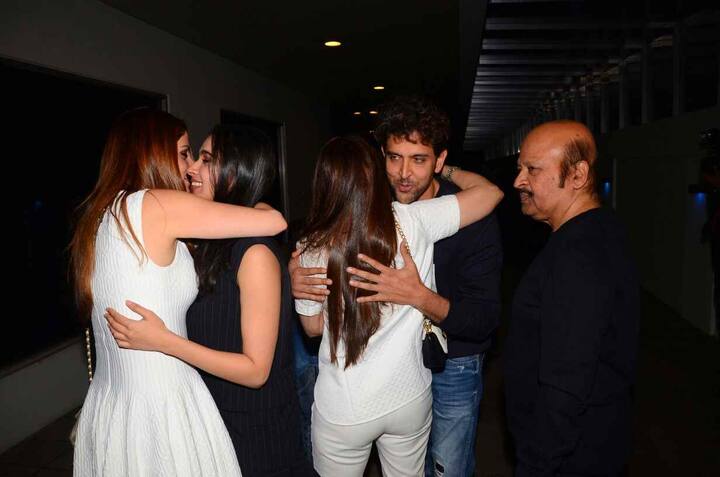 मुंबई से आई ताज़ा तस्वीरों में ऋतिक रोशन अपनी पूर्व पत्नी सुज़ैन ख़ान संग नज़र आए.