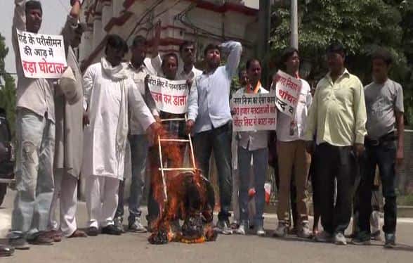 Allahabad Congress Workers Hungama For Voter List इलाहाबाद: मेयर चुनाव को लेकर कांग्रेसियों ने किया नगर निगम दफ्तर में हंगामा