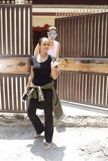 अमृता अरोड़ा के साथ योगा क्लास में पहुंची करीना कपूर, देखें तस्वीरें...