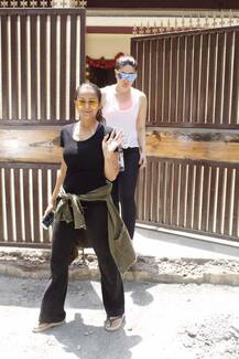 अमृता अरोड़ा के साथ योगा क्लास में पहुंची करीना कपूर, देखें तस्वीरें...