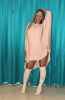 प्रेग्नेंसी के बाद कुछ ज्यादा ही खूबसूरत हो गई है ये सिंगर, देखें तस्वीरें 