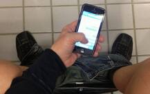 कहीं आप भी तो बाथरूम में नहीं ले जाते मोबाइल?