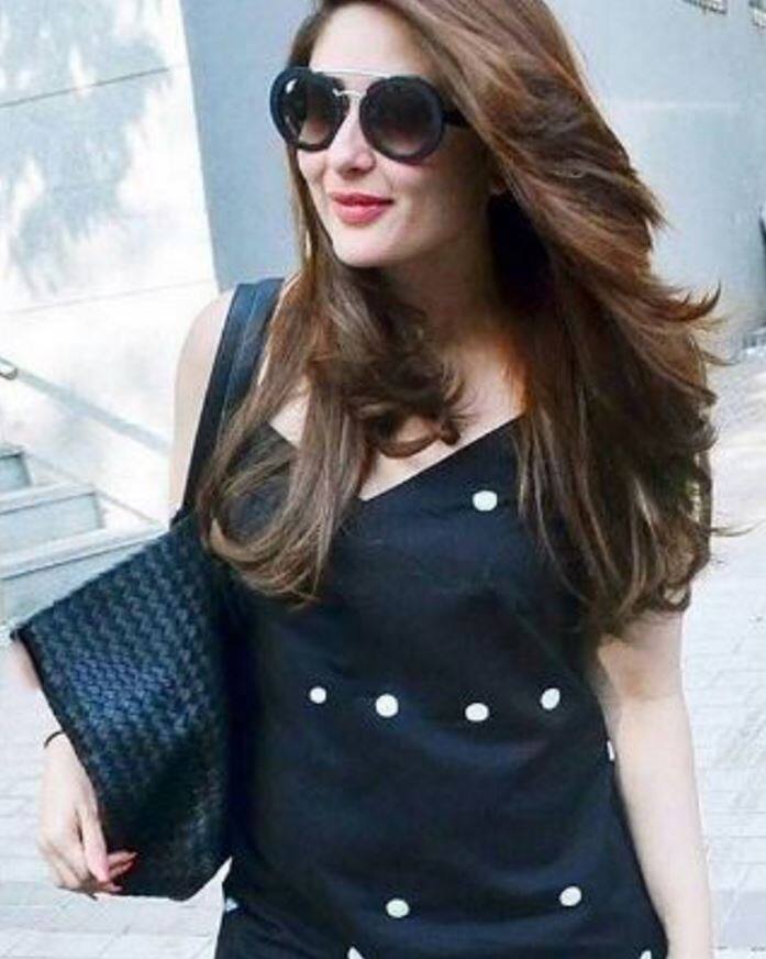 अभिनेत्री करीना कपूर ने हाथों मे लेदर का ब्लैक कलर का हैंडबैग ले रखा हैं और आंखों पर काले रंग का चश्मा लगा रखा है. 