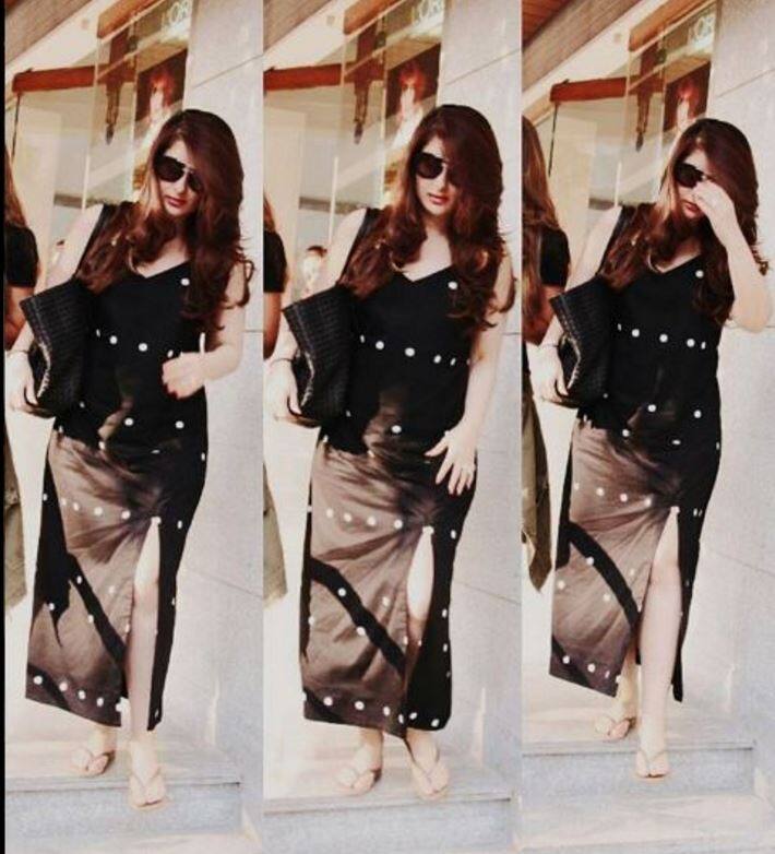 अभिनेत्री करीना की ये Summer Look की तस्वीरें सोशल मीडिया पर वायरल हो गई रही हैं. ये तस्वीरें फैंस को भी काफी पसंद भी आ रही हैं. 