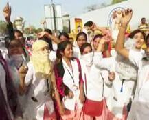 काफिला रुकवाकर CM ने की छात्राओं से मुलाकात, फीसवृद्धि से थीं परेशानी