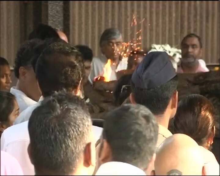 पंचतत्व में विलीन विनोद खन्ना का पार्थिव शरीर