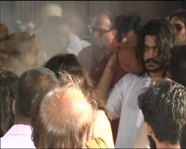 पिता विनोद खन्ना को मुखाग्नि देते हुए बेटे साक्षी खन्ना