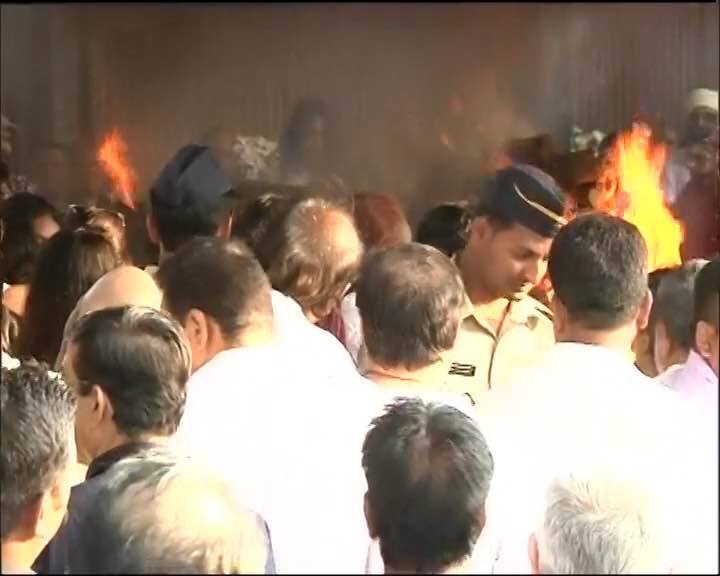 पंचतत्व में विलीन विनोद खन्ना का पार्थिव शरीर