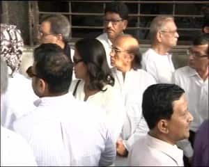 LIVE: पंचतत्व में विलीन हुए विनोद खन्ना, छोटे बेटे साक्षी खन्ना ने दी मुखाग्नि